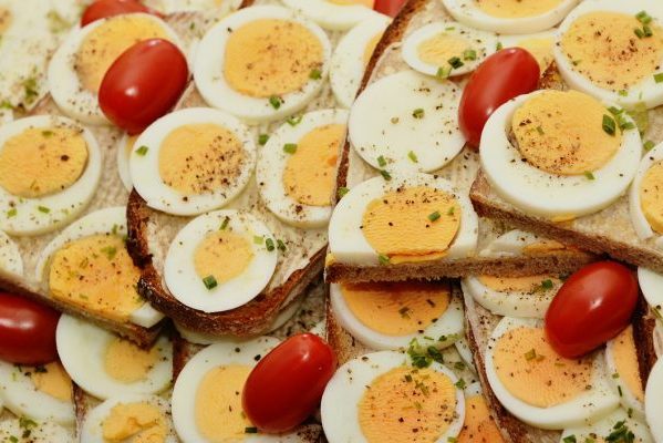 Можно ли на диете есть яичницу с колбасой