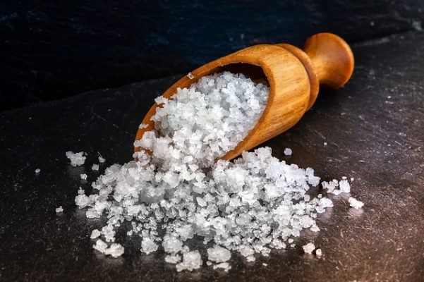 Можно ли есть соль при похудении, и каким образом она влияет на организм?