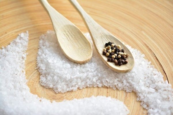 Можно ли есть соль при похудении, и каким образом она влияет на организм?